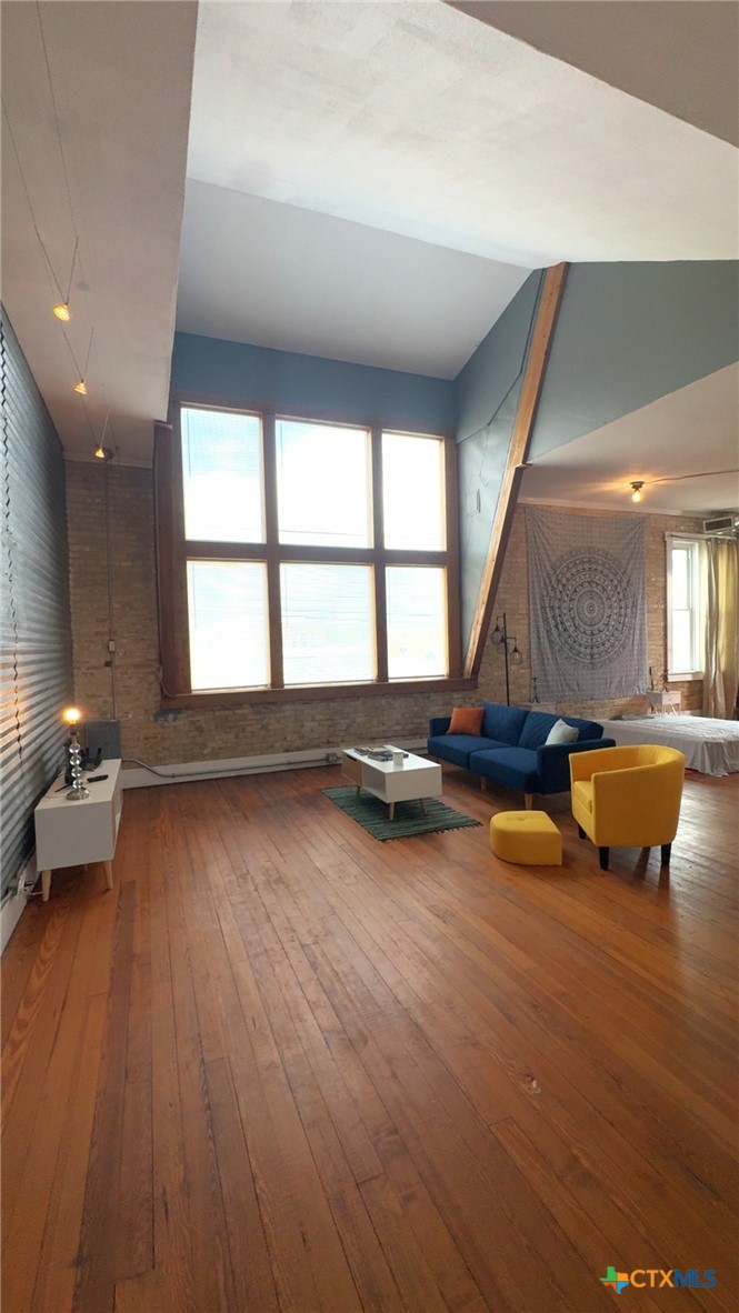 103 W Walnut Street A Property Photo 4