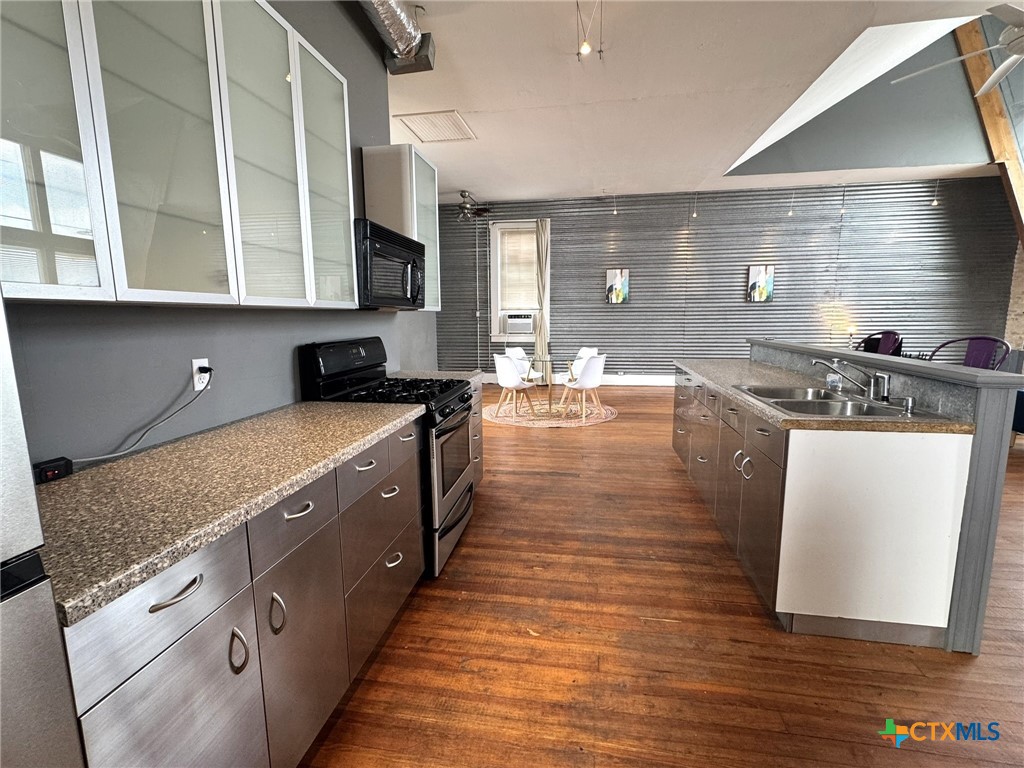 103 W Walnut Street A Property Photo 8