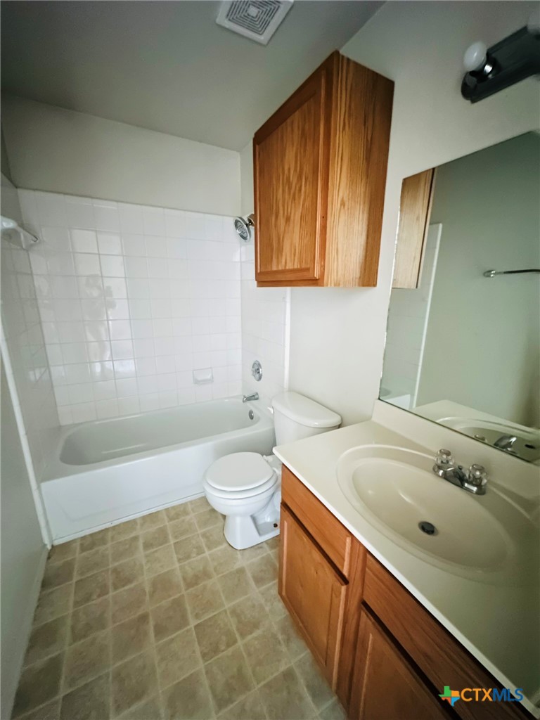 304 Creek Street D Property Photo 6