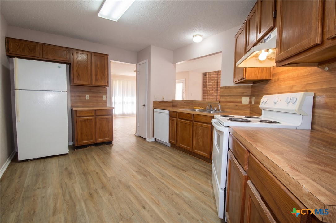 1706 Wickfield Way Property Photo 4