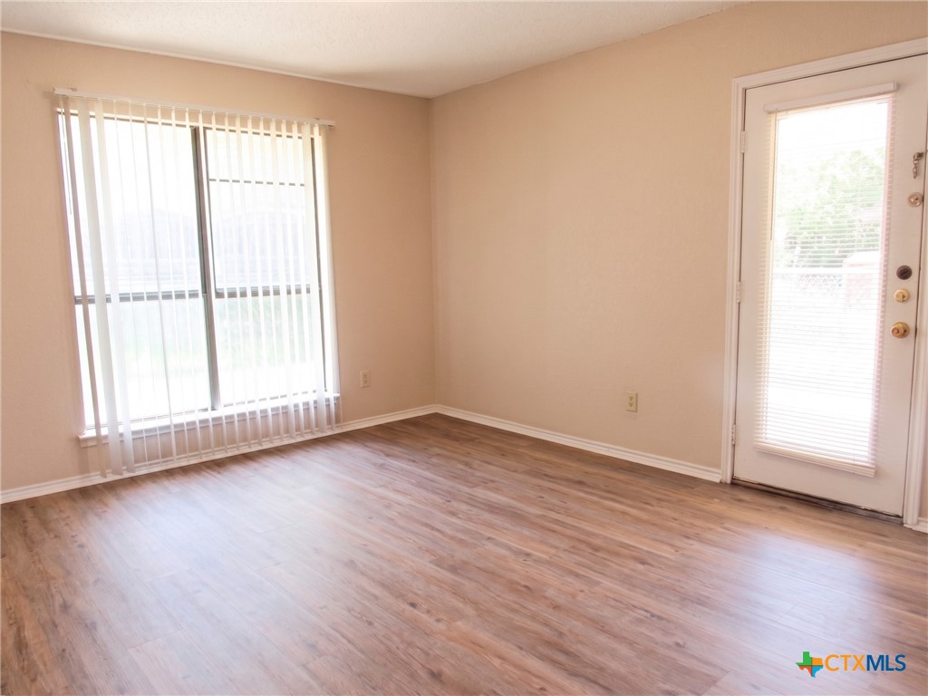 1706 Wickfield Way Property Photo 5