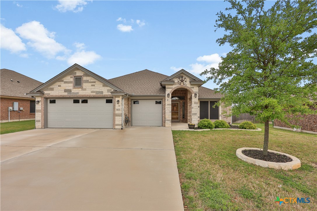 605 Willow Drive Property Photo 1