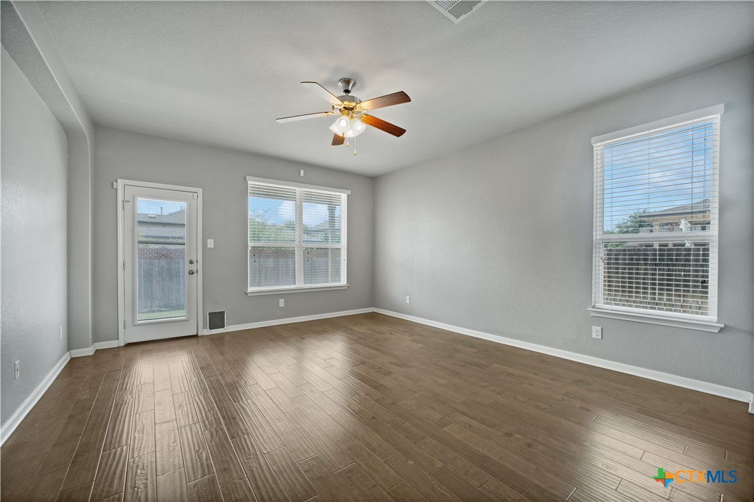 325 Oak Creek Way Property Photo 16