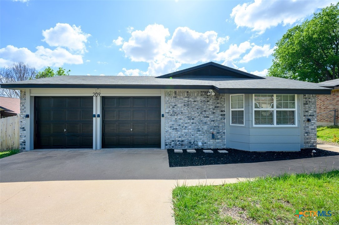 209 W Hogan Drive Property Photo 1