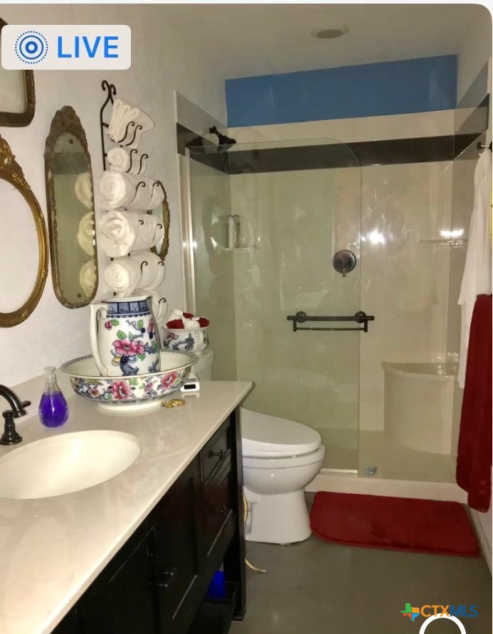 117 E Crockett Property Photo 2
