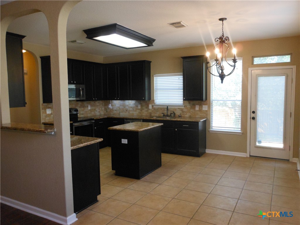 2242 Lakeline Drive Property Photo 7