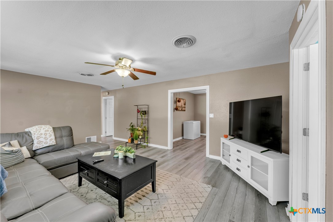 209 E Live Oak Street Property Photo 4