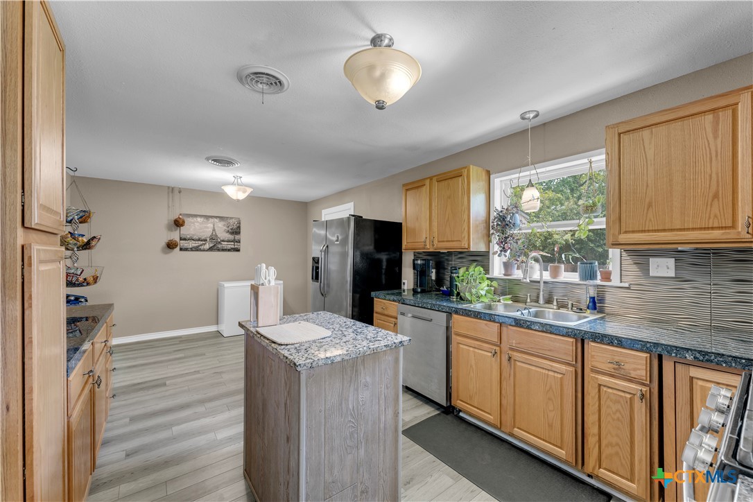 209 E Live Oak Street Property Photo 6