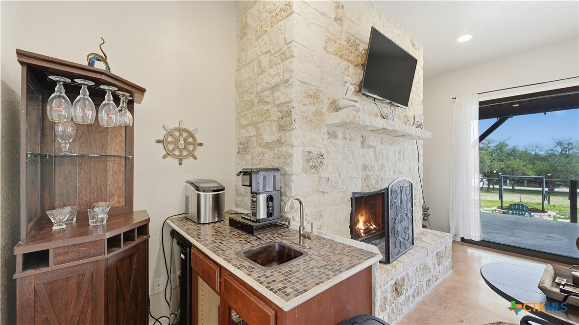 628 Country Lane Property Photo 6