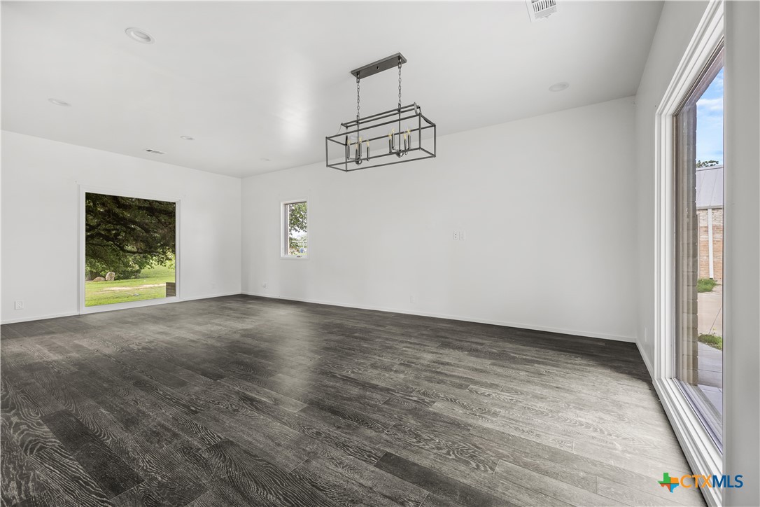 2826 Lone Oak Drive Property Photo 8