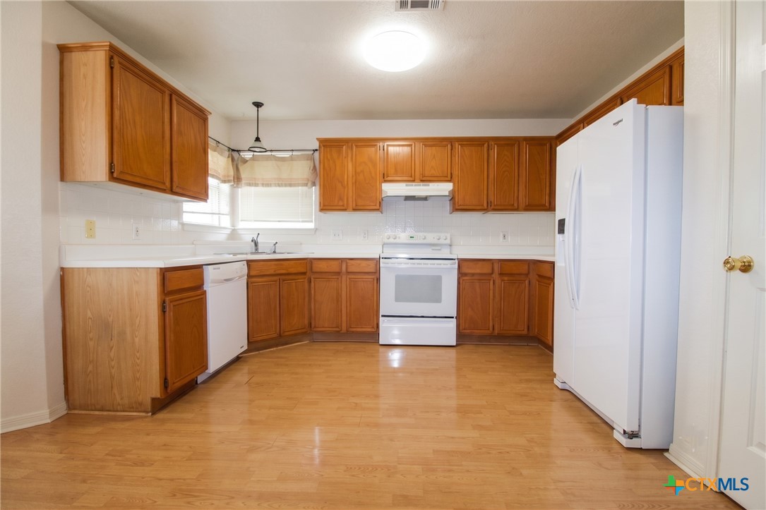 5211 James Loop Property Photo 4