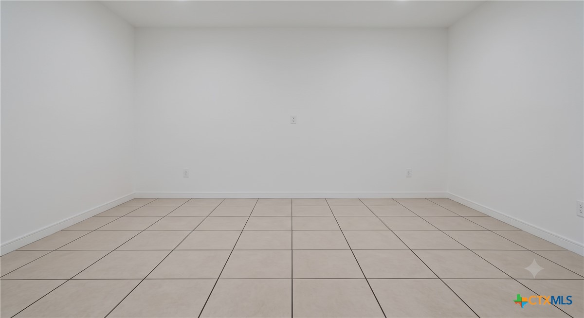5211 James Loop Property Photo 6