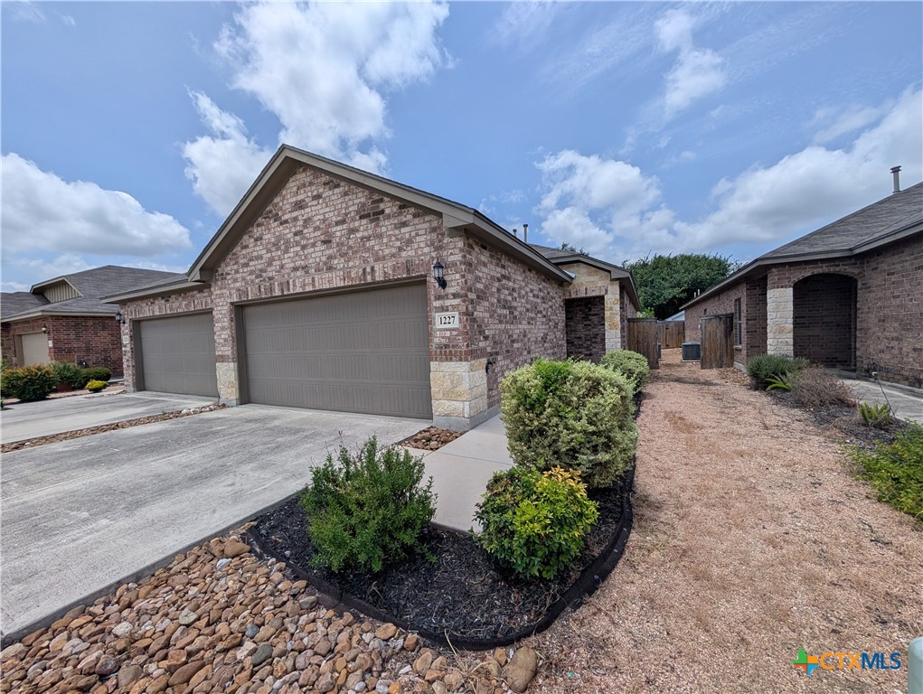 1227 Old Fm 306 Property Photo 2