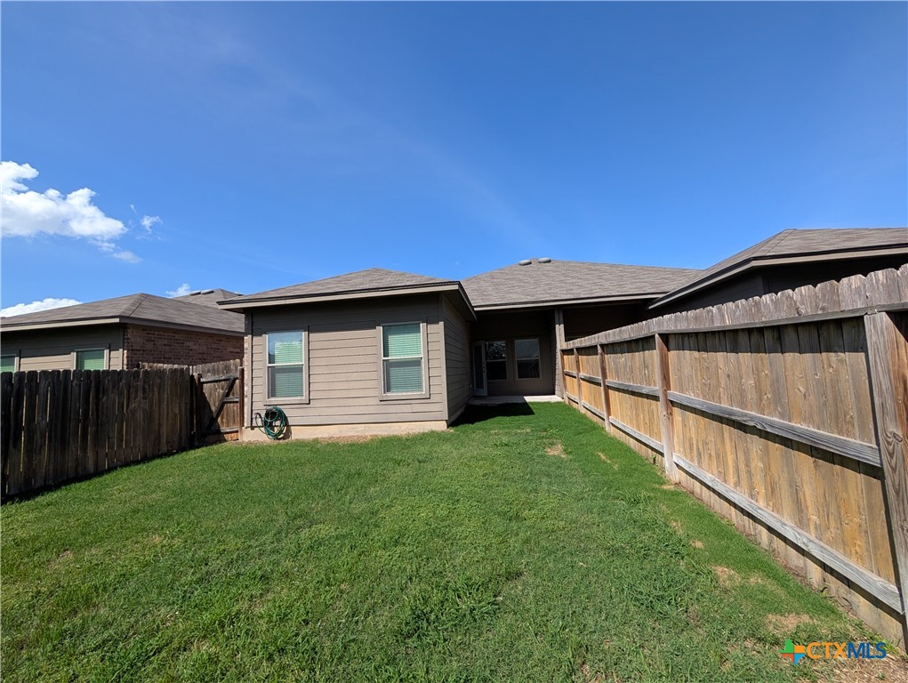 1227 Old Fm 306 Property Photo 23