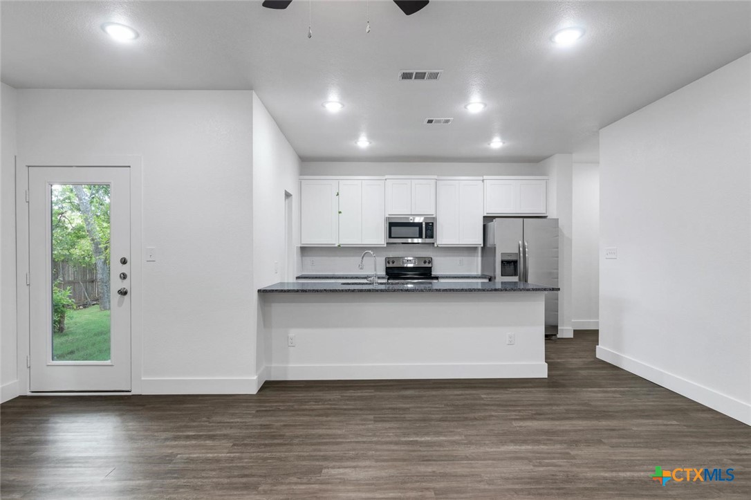 1904 Royal Loop Property Photo 4