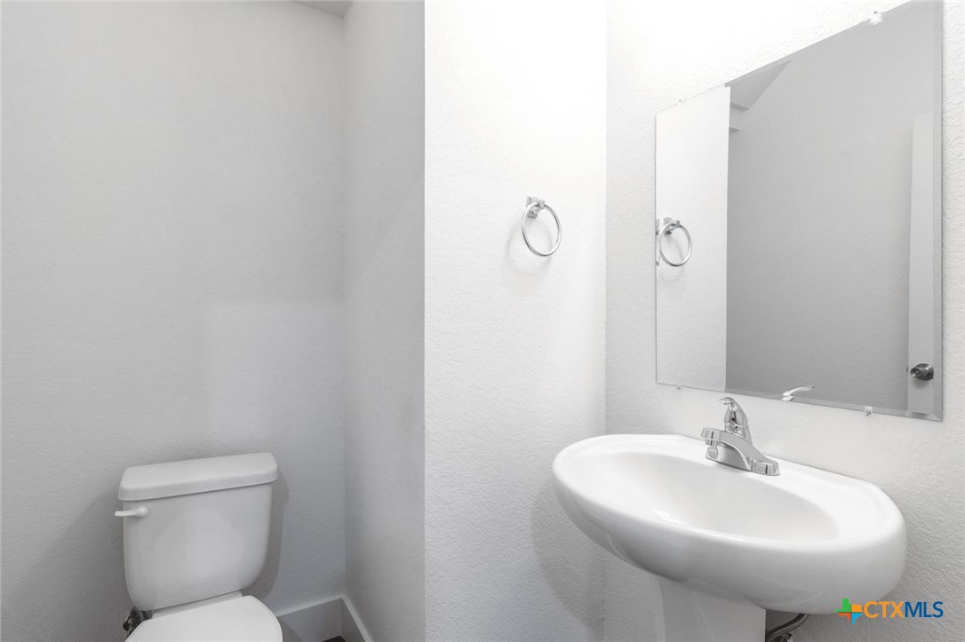 1904 Royal Loop Property Photo 8