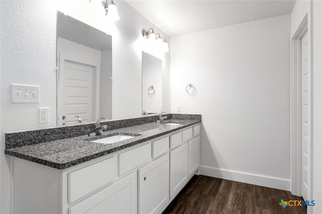1904 Royal Loop Property Photo 12