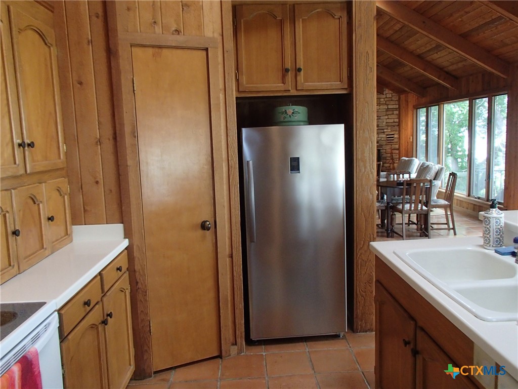 1603 W Lakeside Drive Property Photo 6