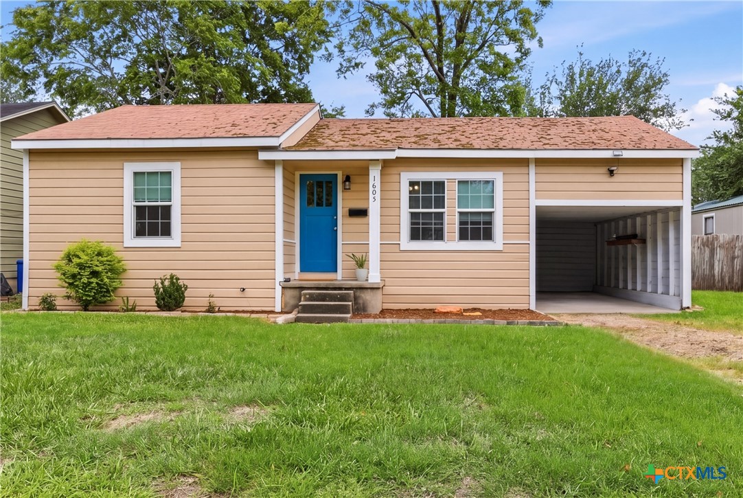 1605 E Mistletoe Avenue Property Photo 1