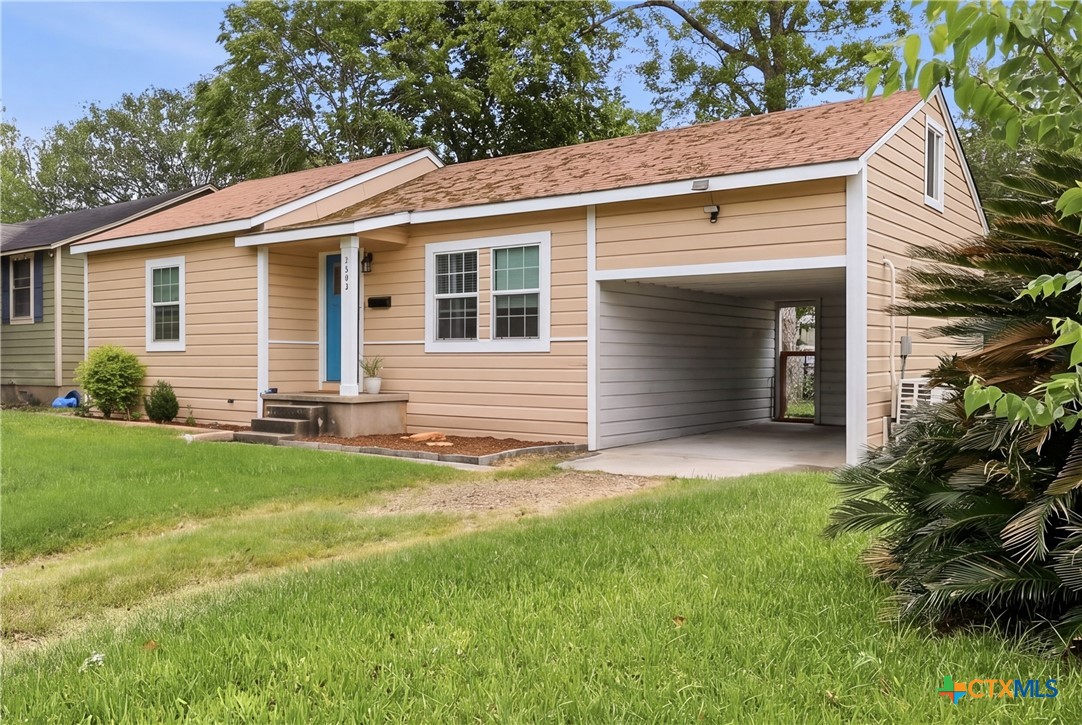 1605 E Mistletoe Avenue Property Photo 2