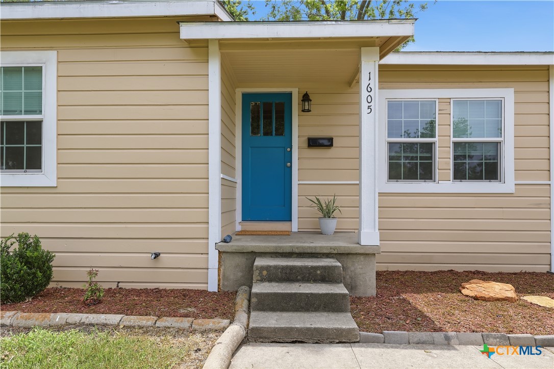 1605 E Mistletoe Avenue Property Photo 3