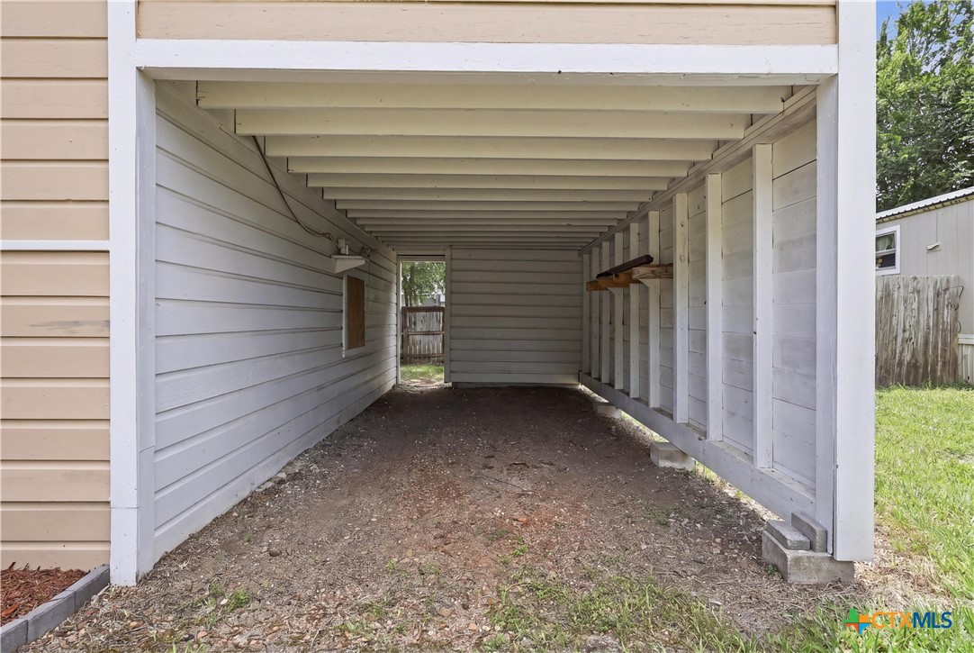 1605 E Mistletoe Avenue Property Photo 4