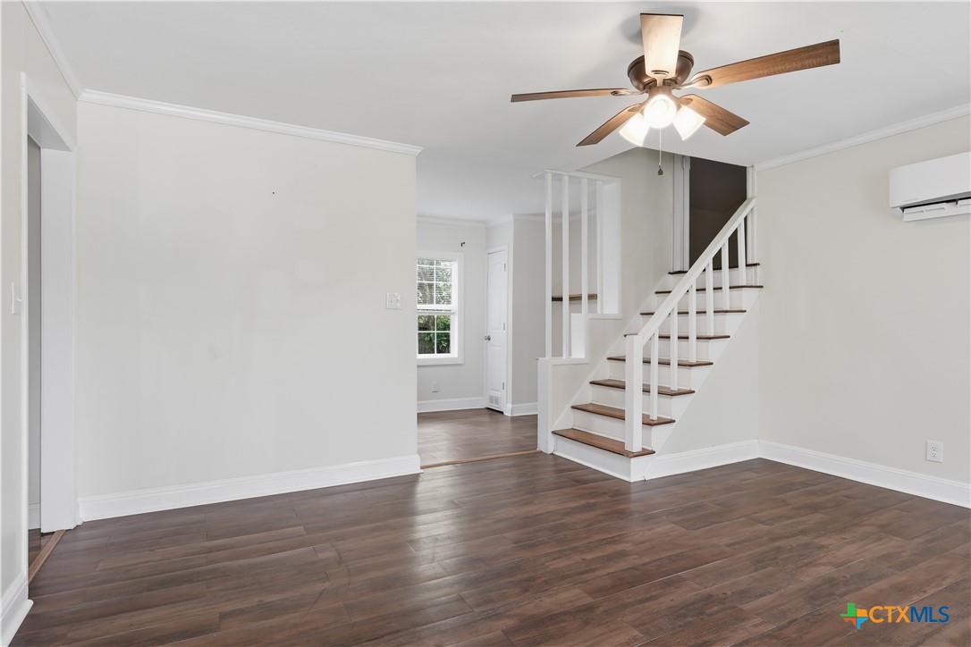 1605 E Mistletoe Avenue Property Photo 5