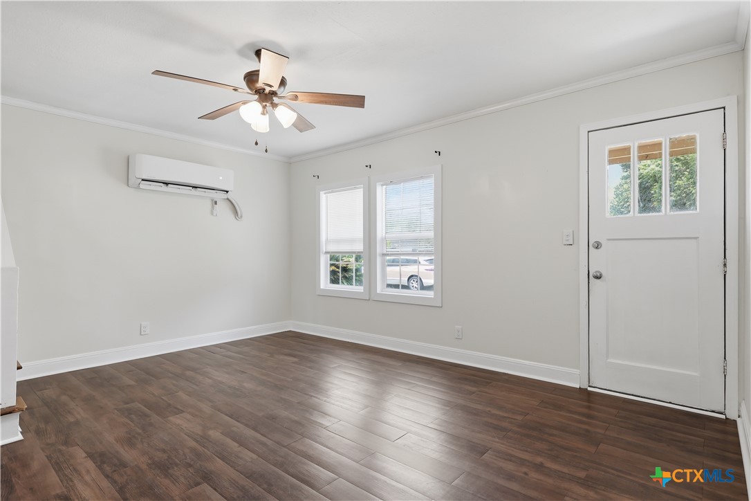 1605 E Mistletoe Avenue Property Photo 6