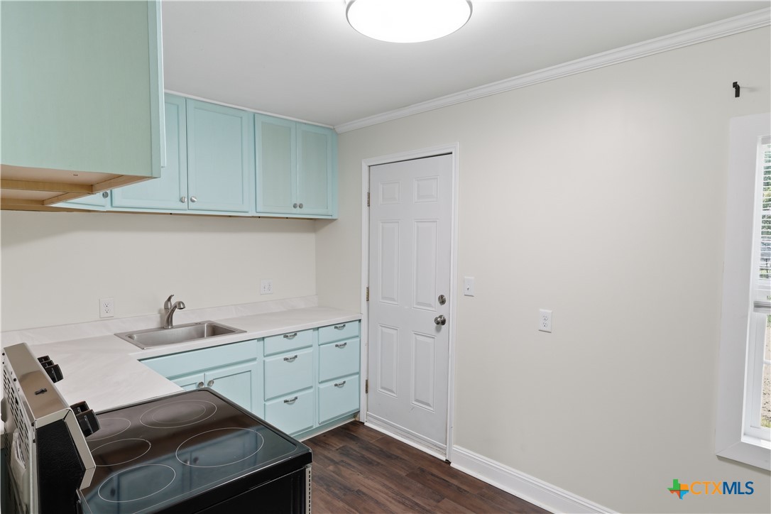 1605 E Mistletoe Avenue Property Photo 7