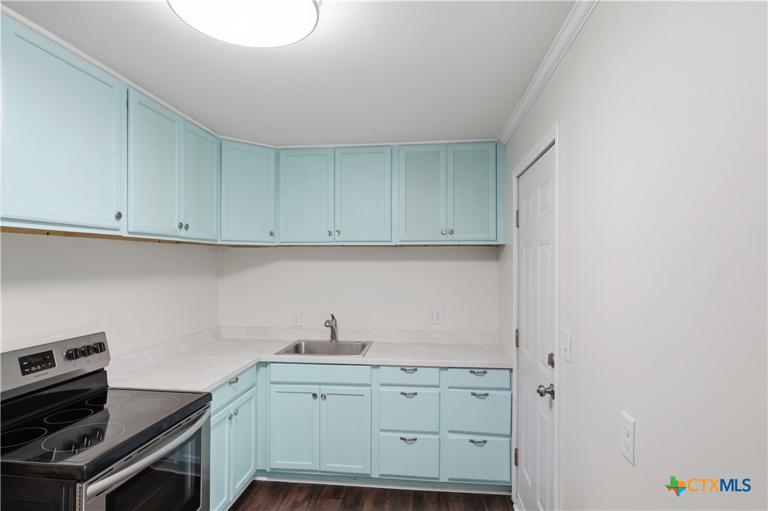 1605 E Mistletoe Avenue Property Photo 8