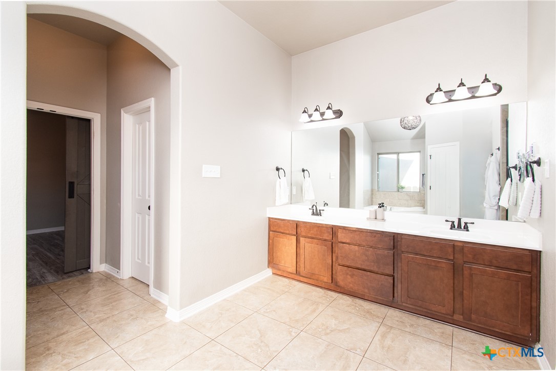 8401 Split Trail Cove Property Photo 17