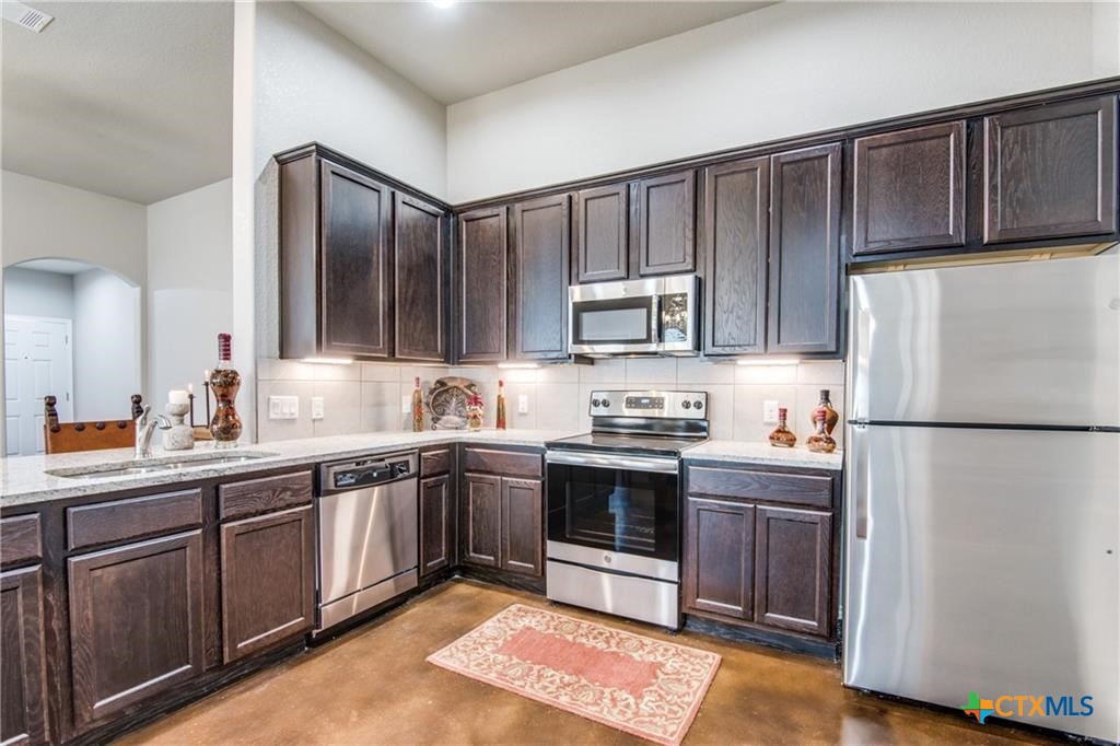 1112 Renee Way Property Photo 3