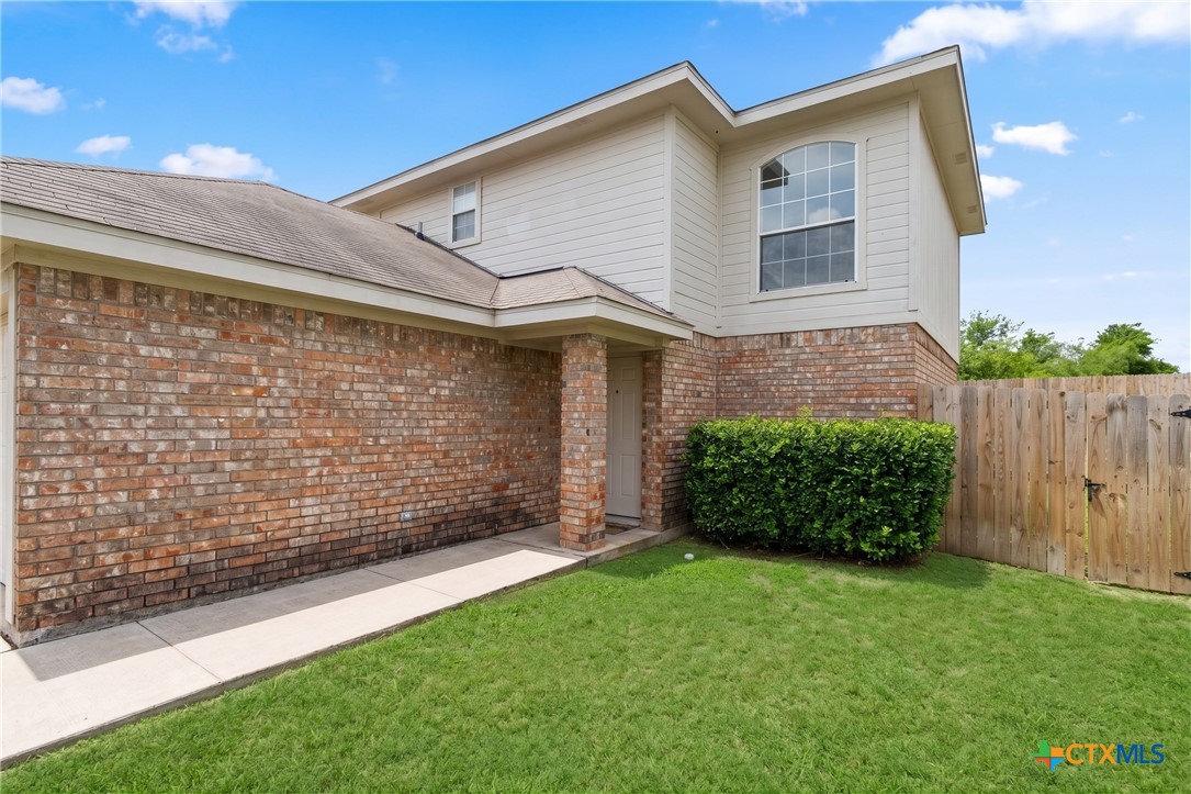 2412 Skylark Circle Property Photo 2