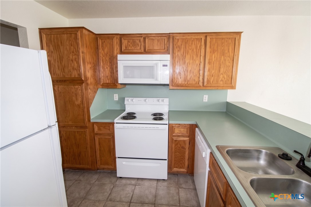 2412 Skylark Circle Property Photo 5
