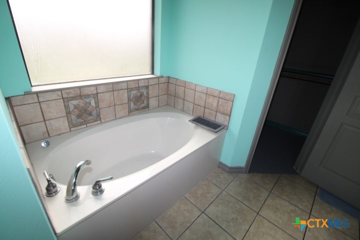 2414 Joseph Drive Property Photo 8