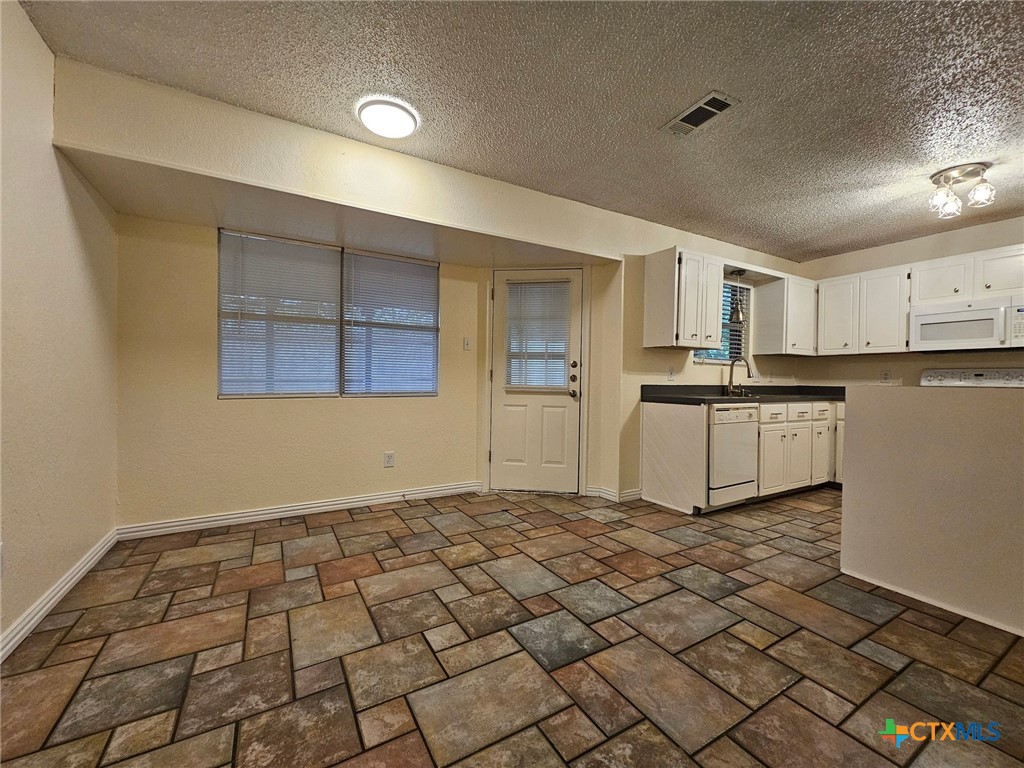 2910 Transit Drive Property Photo 4