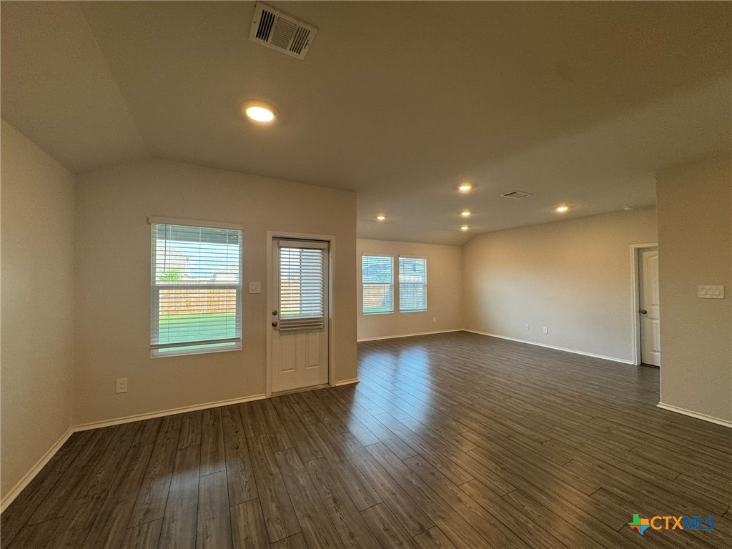 208 Ida Loop Property Photo 5
