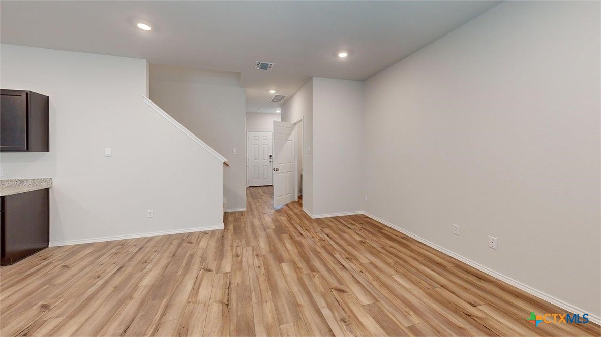 557 Hector Loop Property Photo 3