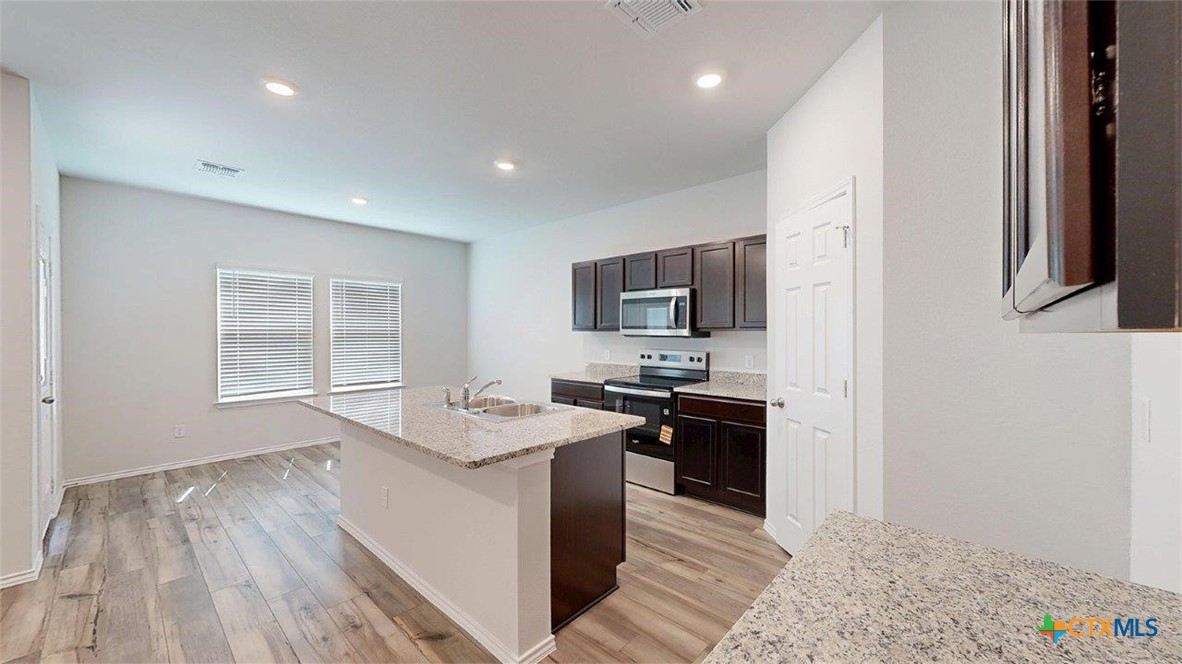 557 Hector Loop Property Photo 4