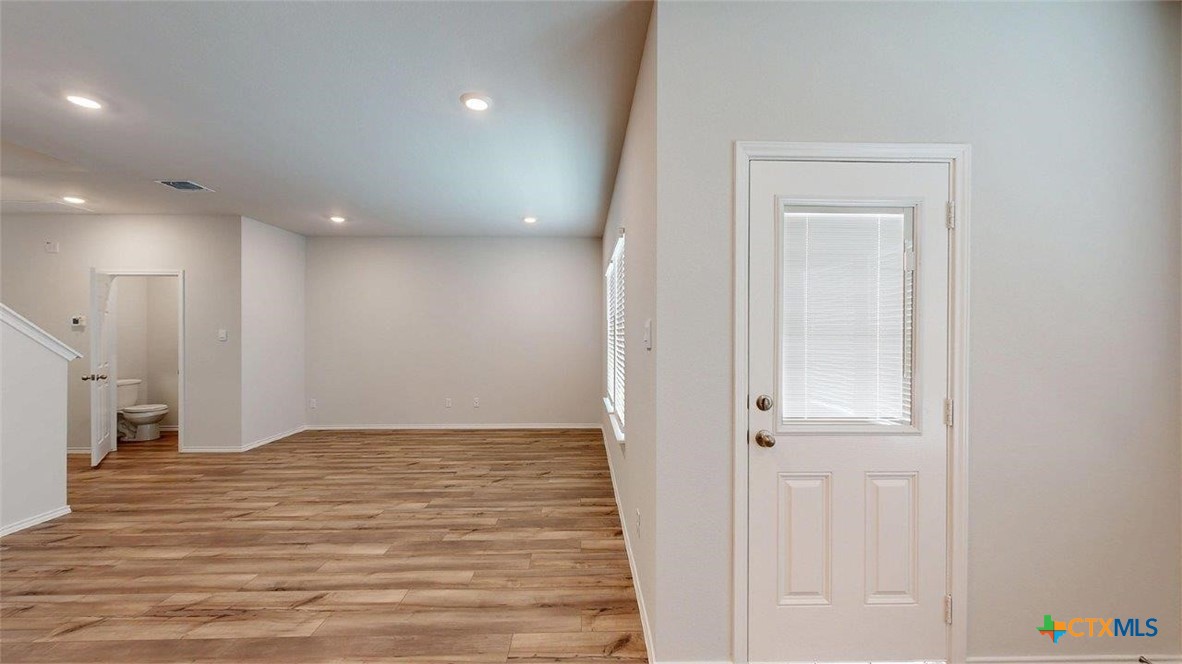 557 Hector Loop Property Photo 14