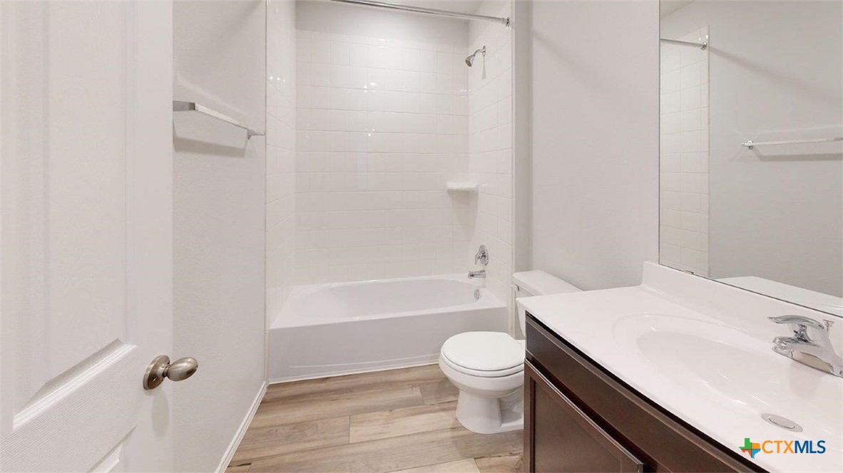 557 Hector Loop Property Photo 38