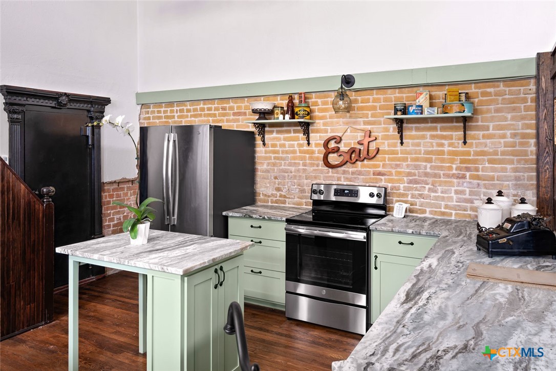 200 E Clark Street Property Photo 3