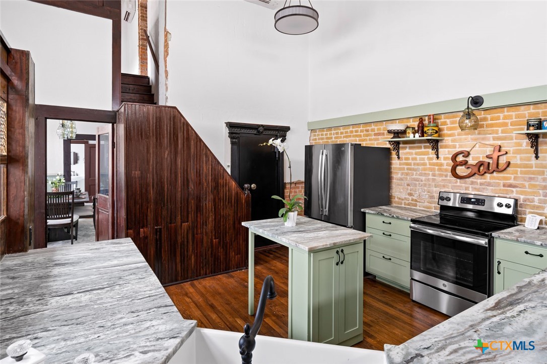 200 E Clark Street Property Photo 4