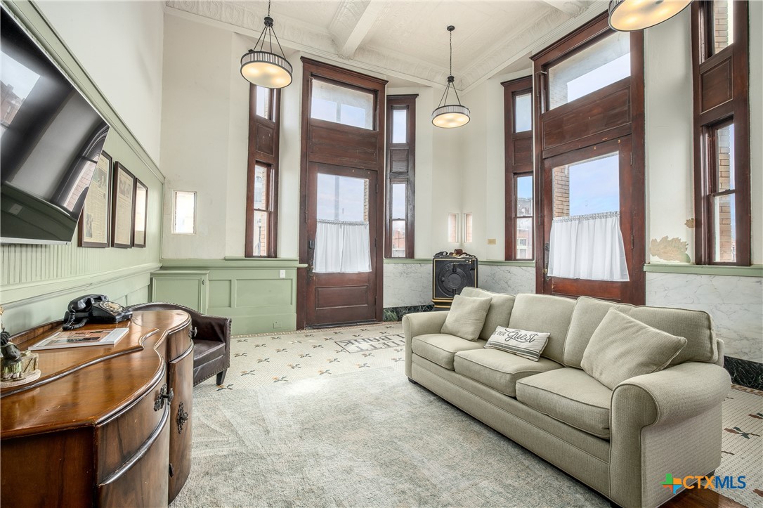 200 E Clark Street Property Photo 14