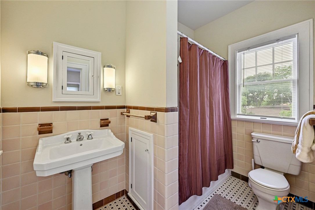 403 E Bowie Street Property Photo 33