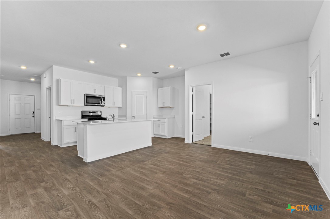 211 Las Lomas Drive Property Photo 14