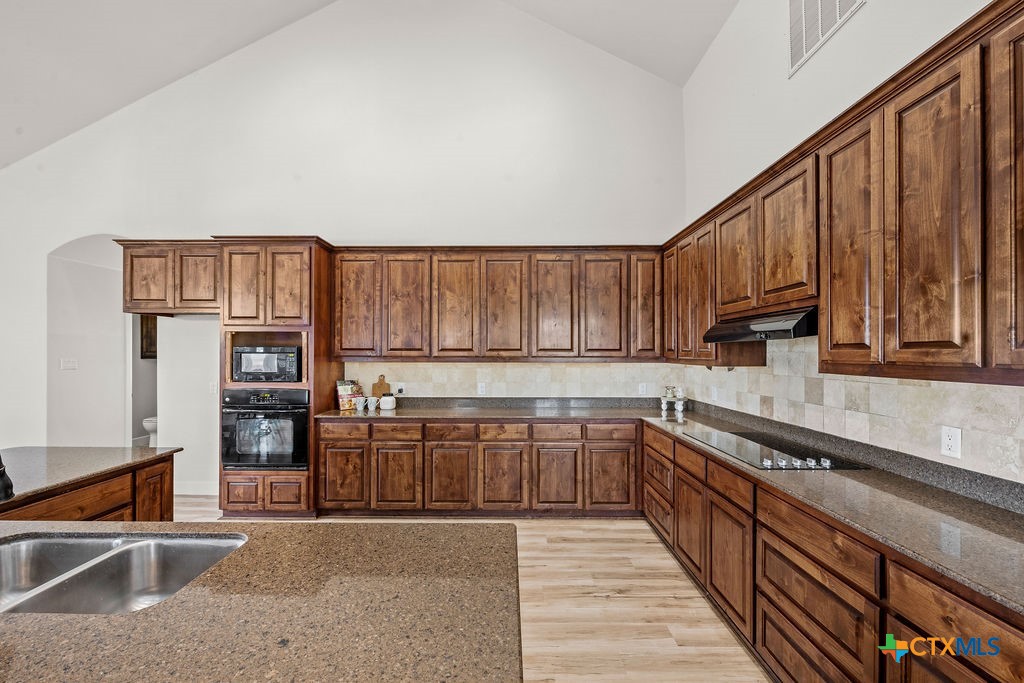 2795 W Highway 290 Property Photo 6