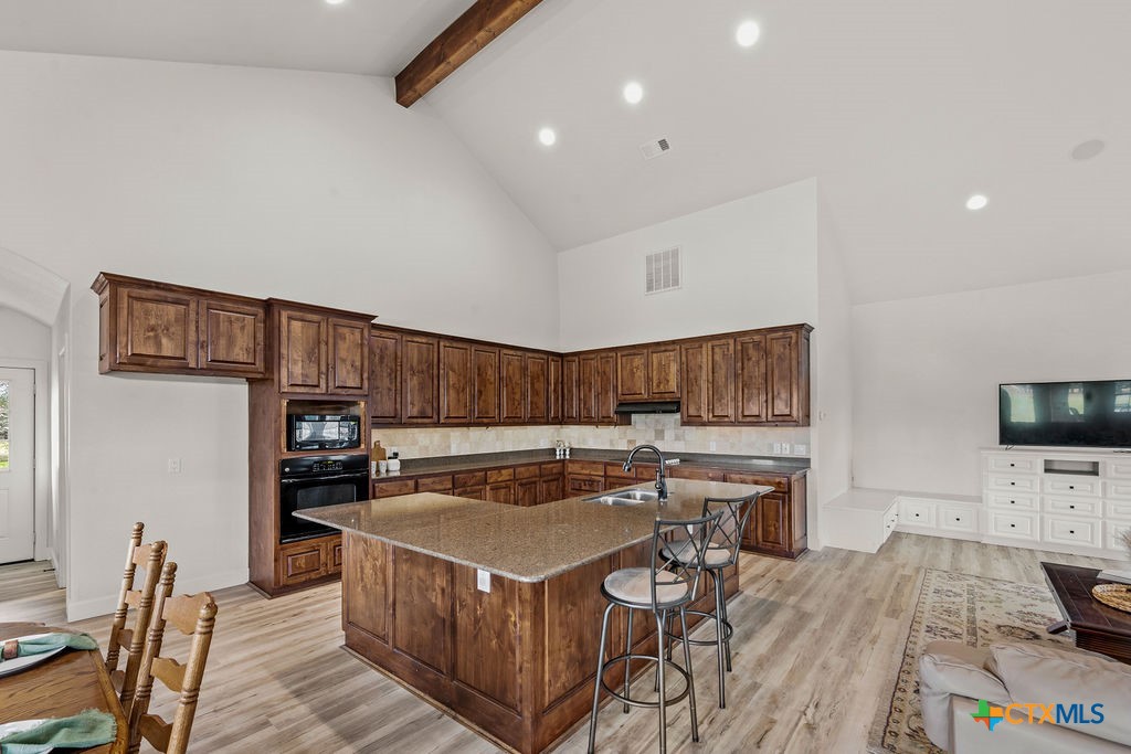 2795 W Highway 290 Property Photo 7