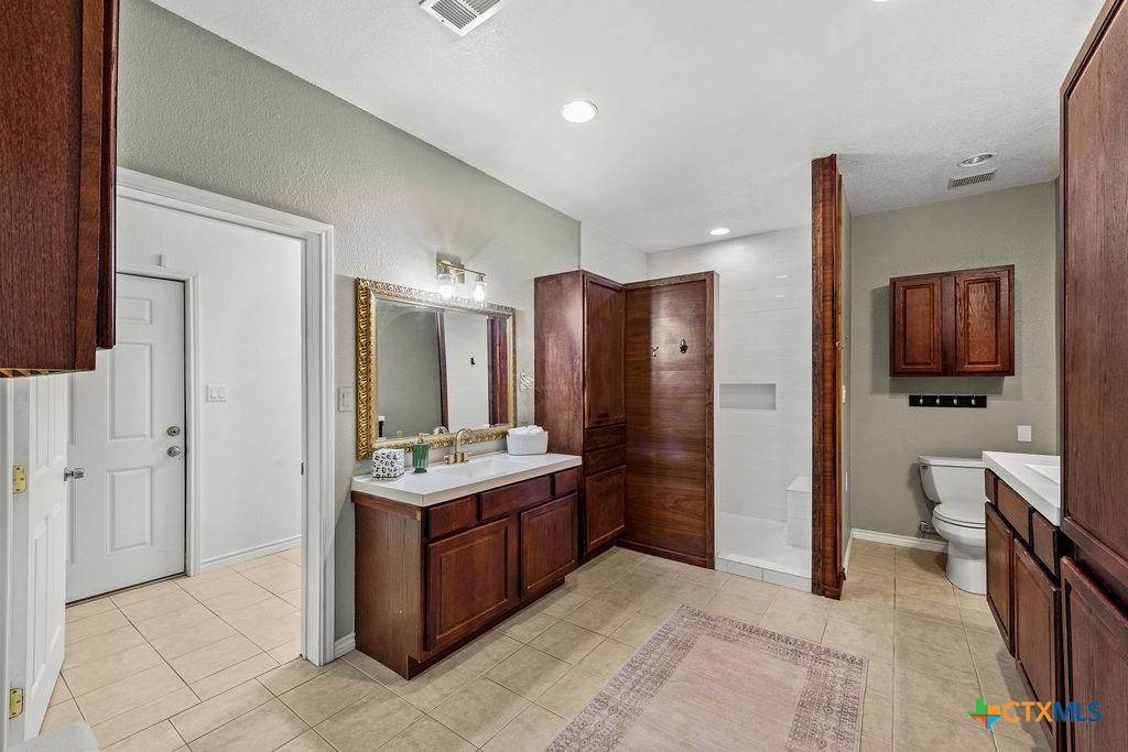2795 W Highway 290 Property Photo 17