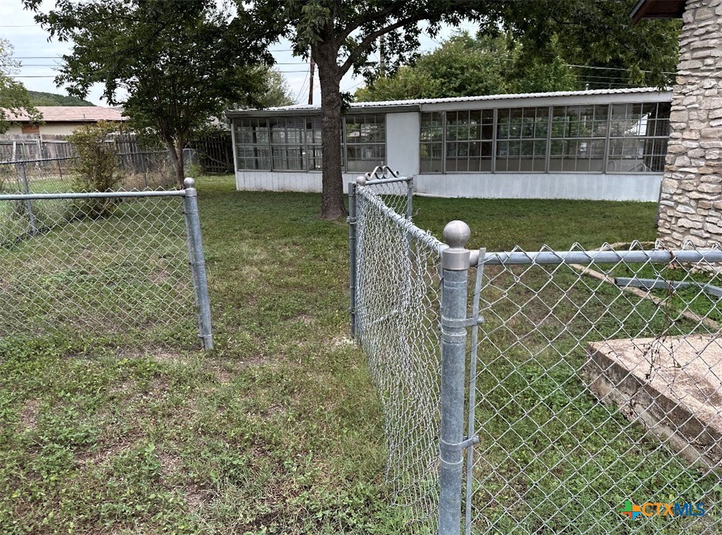 310 W Avenue A Property Photo 4